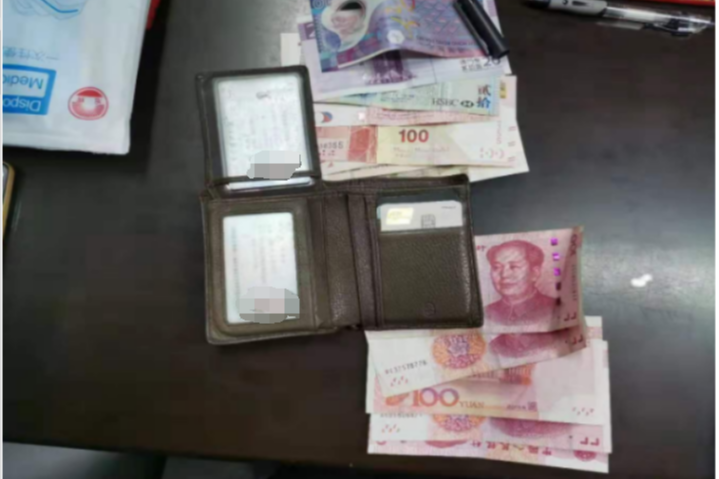 公交驾驶员拾金不昧传递正能量