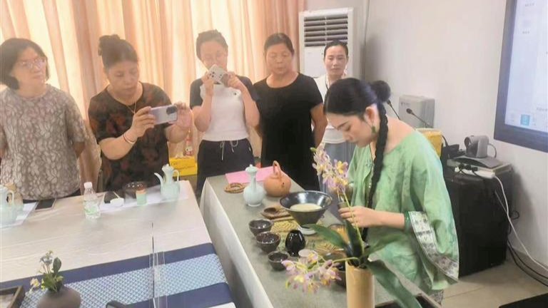 碧眼社区居民体验“宋韵点茶”