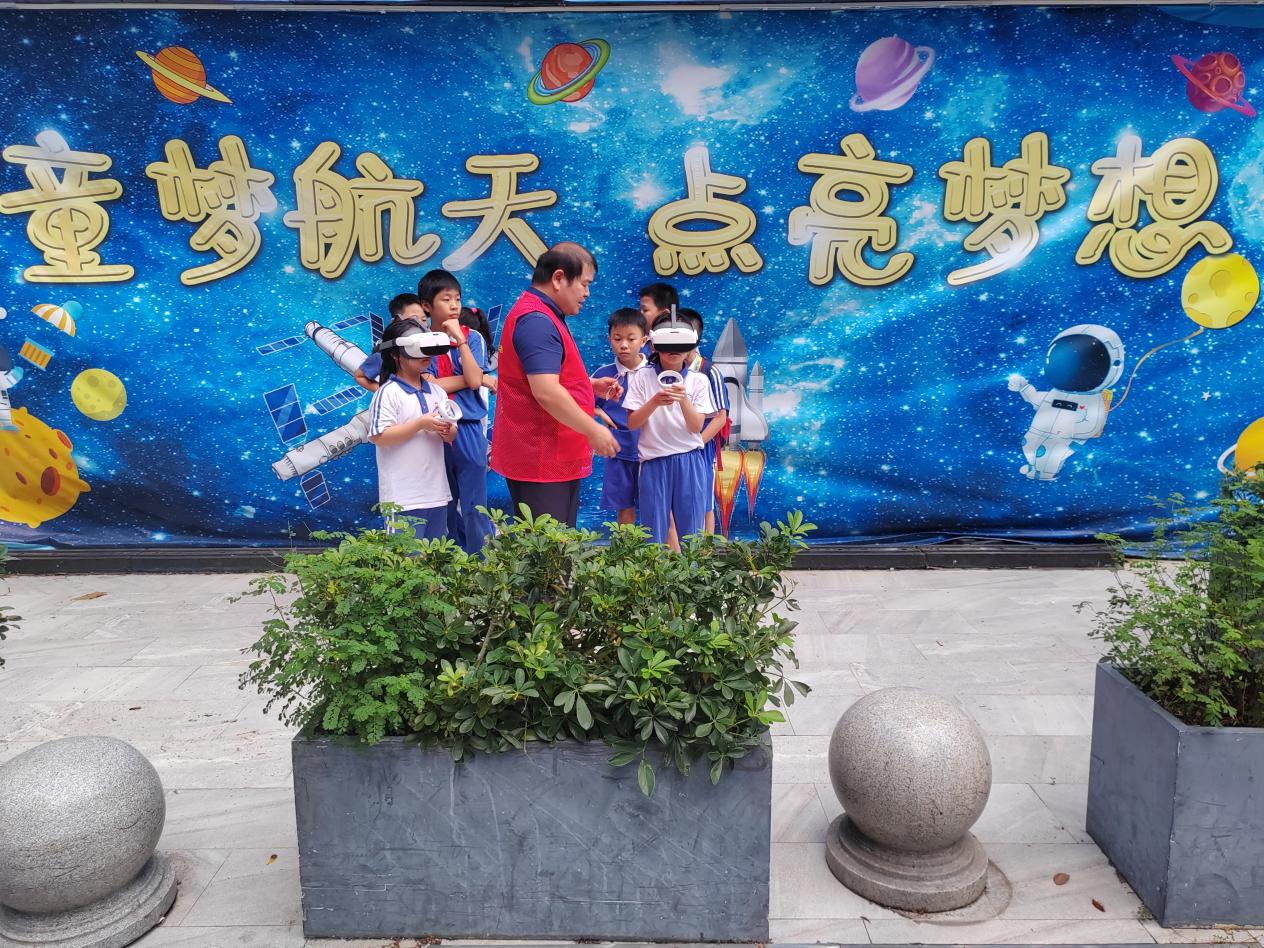 VR点亮航天梦！南园街道沙埔头社区孩子也能“太空漫步”
