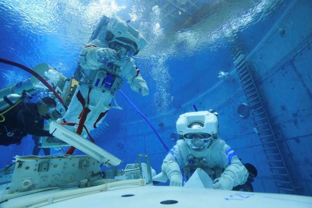 △航天员张陆（左）和张洪章（右）在进行水下出舱活动训练