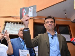 温和派“黑马”缘何当选玻利维亚新总统