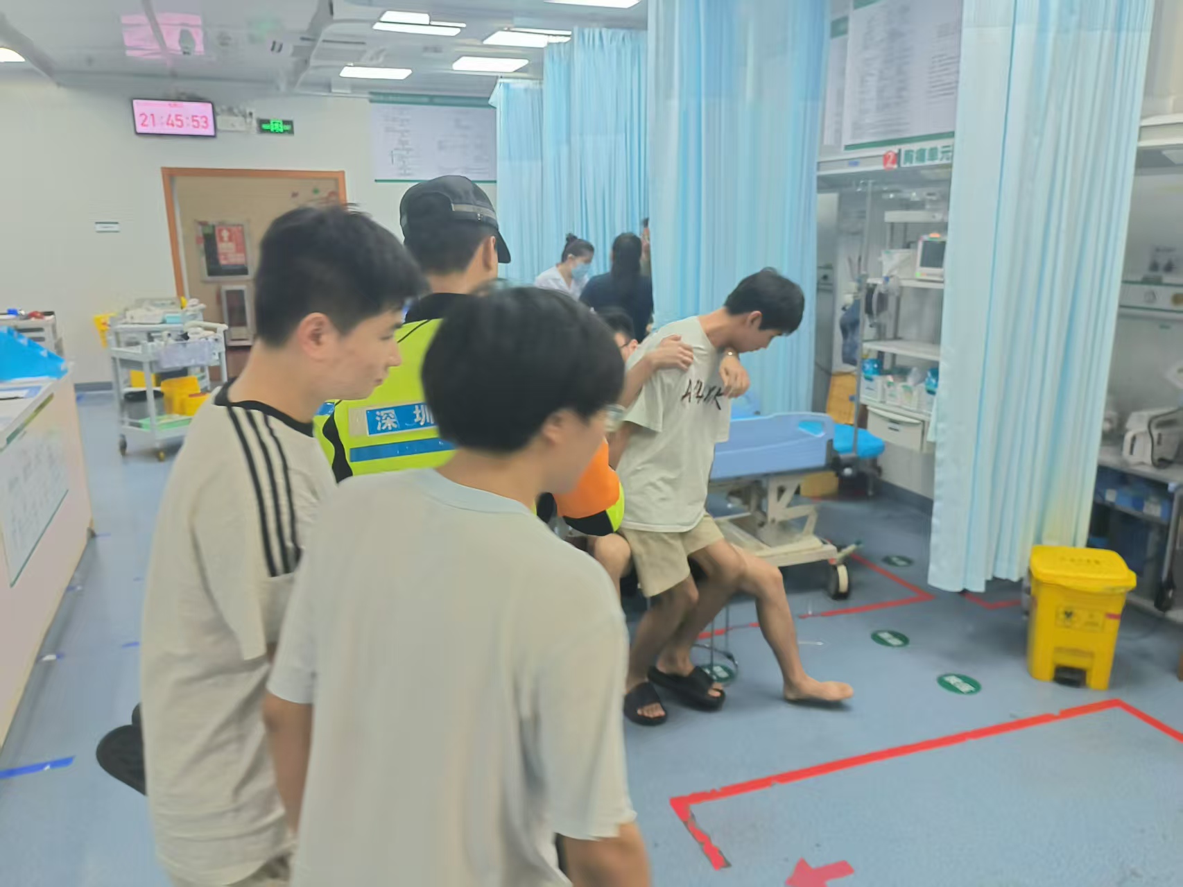 男子深夜被蛇咬伤，交警火速开道送医