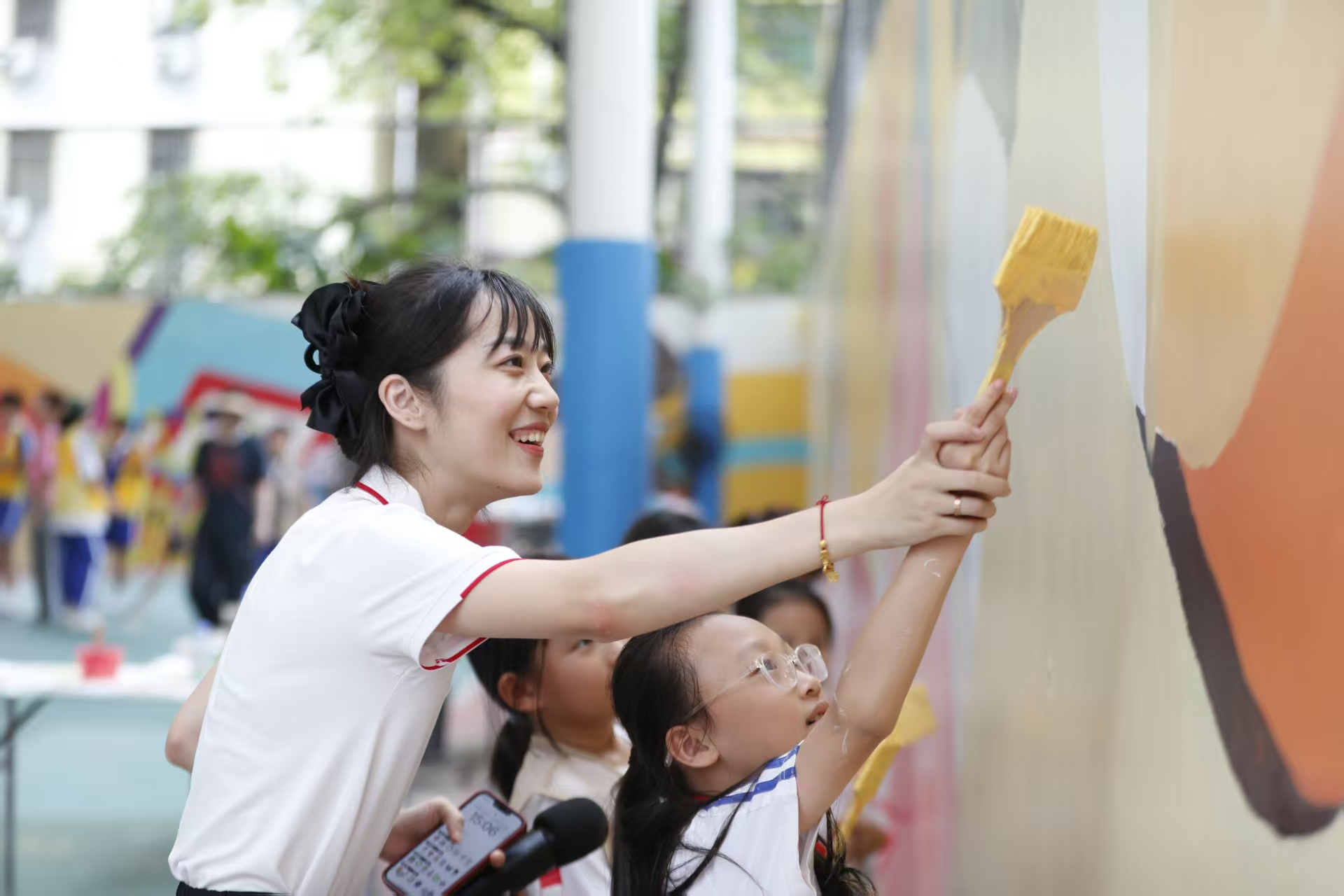 晶报特别报道 | “百千万工程”的龙华答卷:千手执笔,为街巷添一抹温度