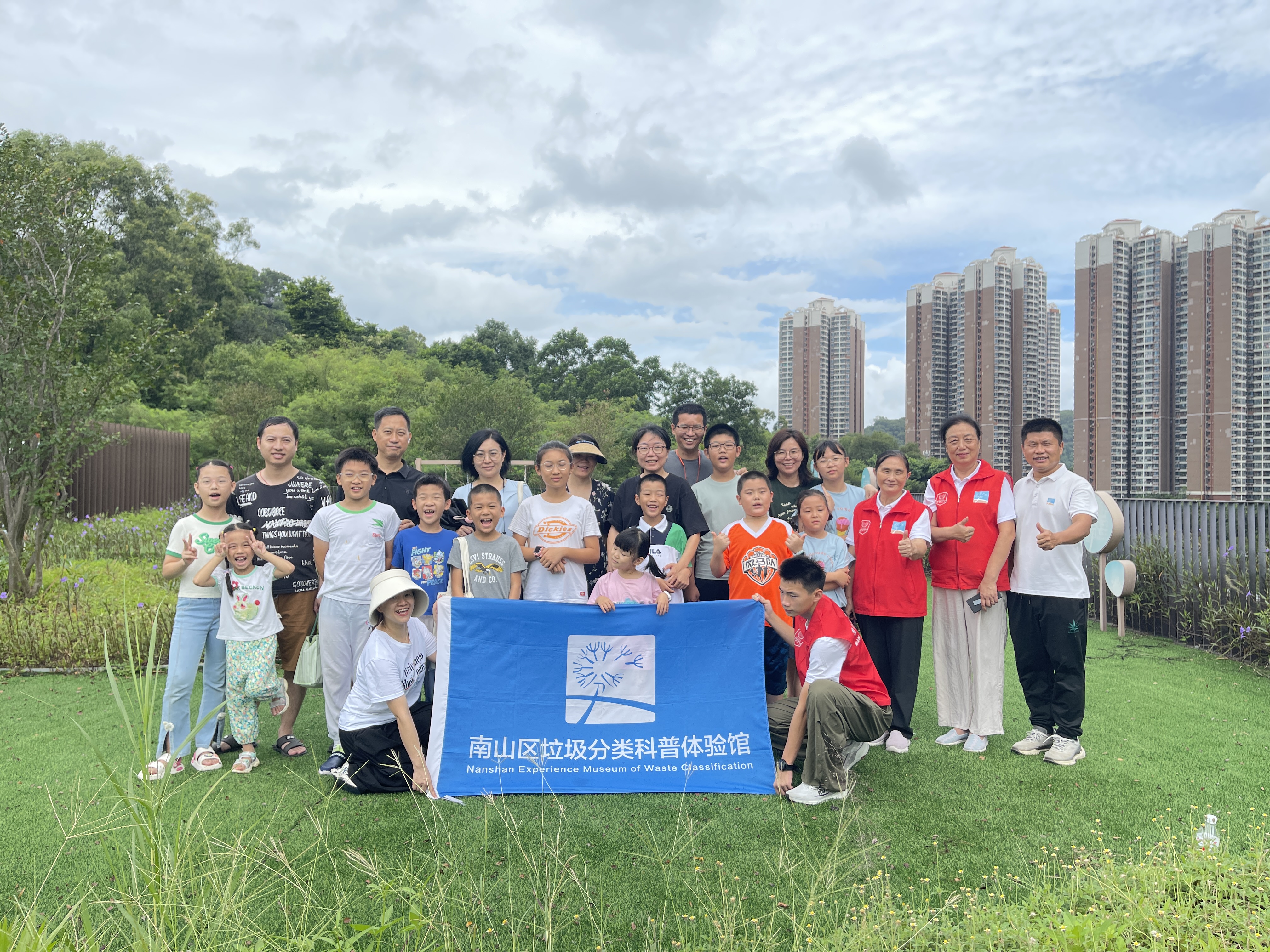 孩童共建昆虫屋守护城市生物多样性 曙光社区开展“小小生态建造师”国庆主题活动