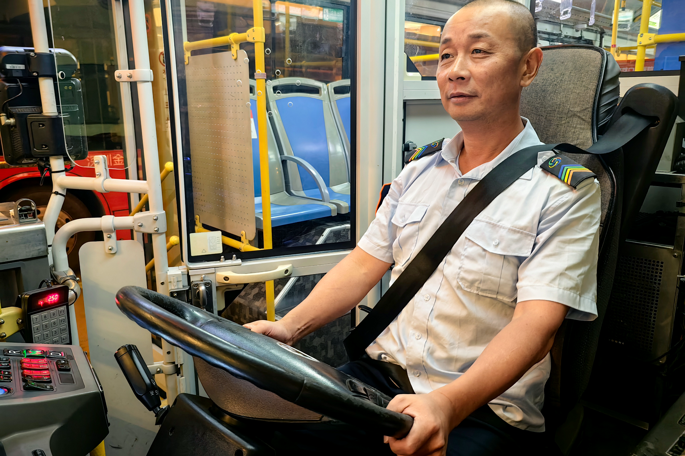 暖心！深圳一公交司机搀扶行动不便老人下车