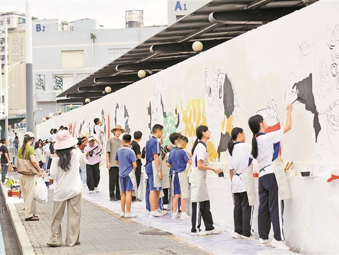 龙华41所学校师生执笔 共创彩绘墙扮靓新街巷 | 粤来粤好百千万