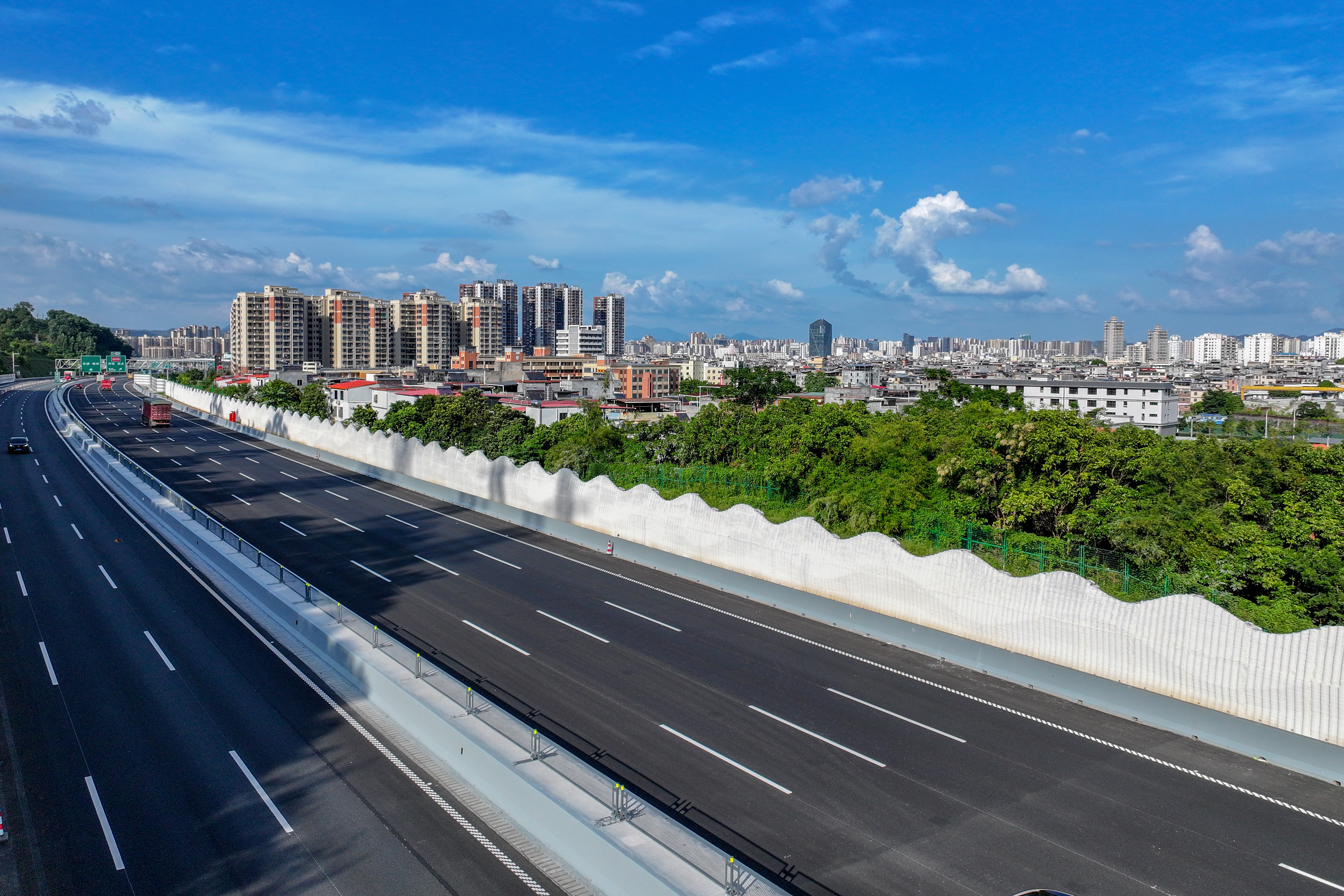 绿色降噪！长深高速河惠段改扩建项目首试3D“打印”声屏障