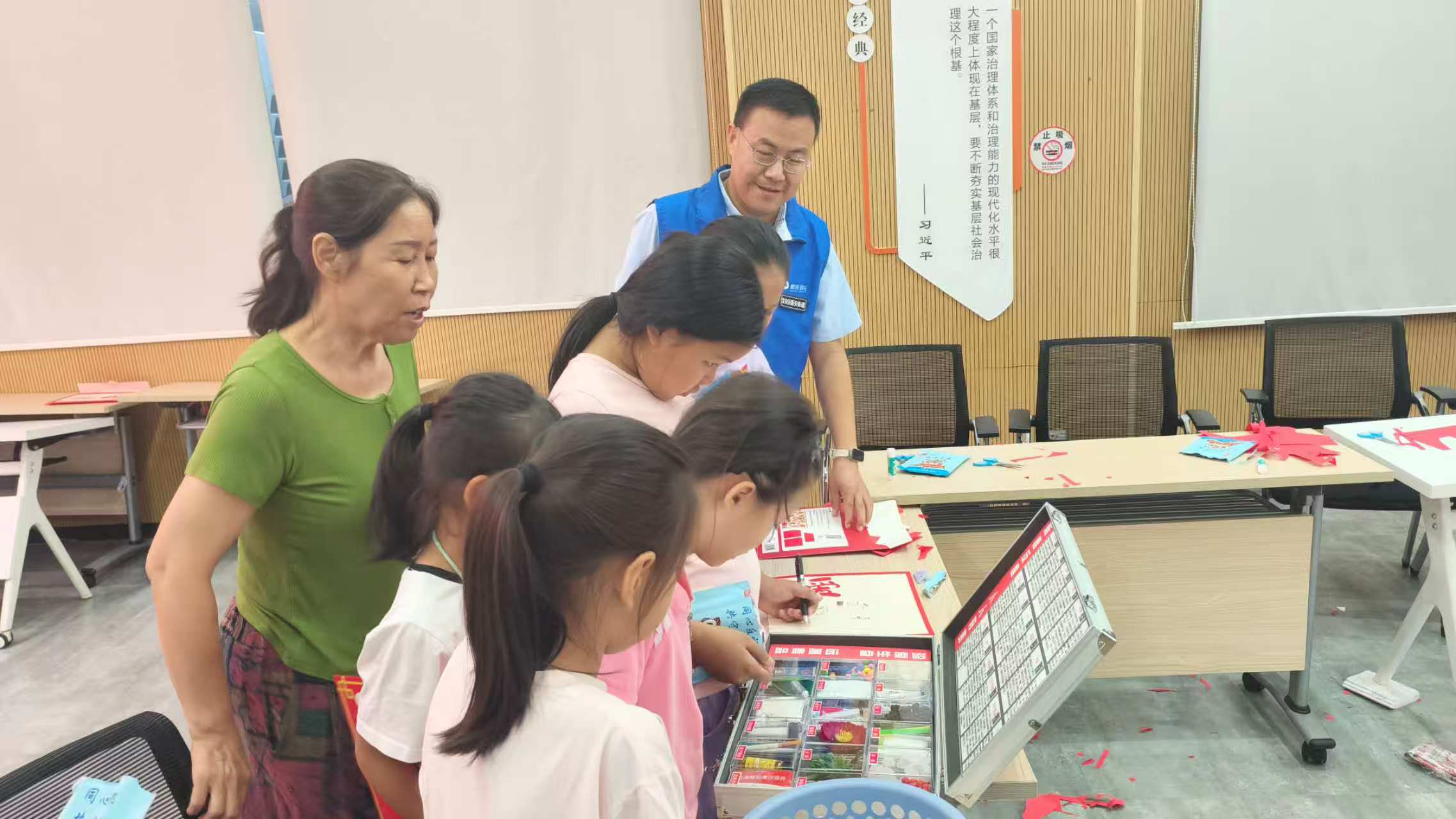 青少年沉浸式互动学习筑牢防线!新安海滨社区开展禁毒护航计划