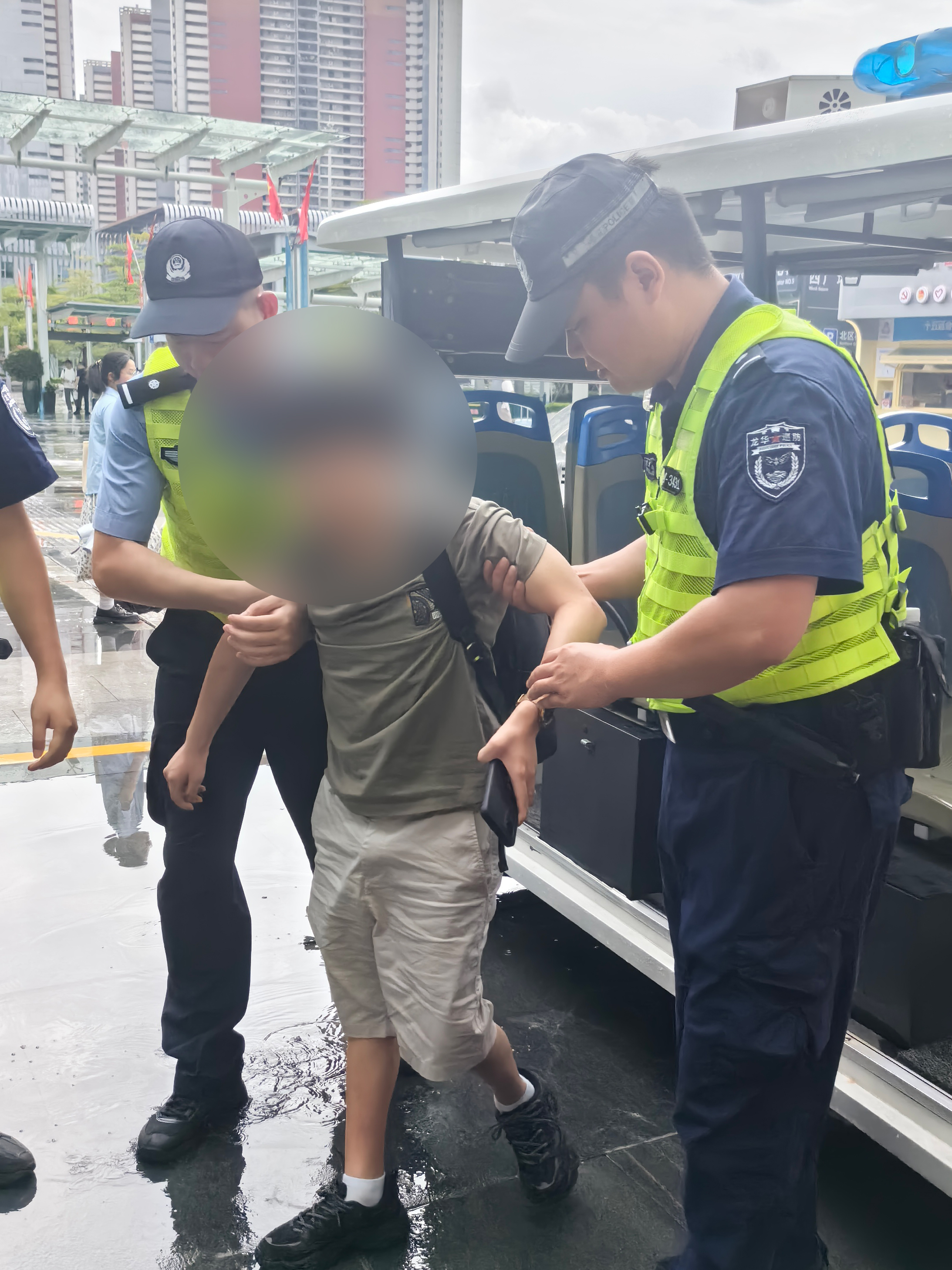 男子雨天拄拐赶车，龙华民警暖心护送