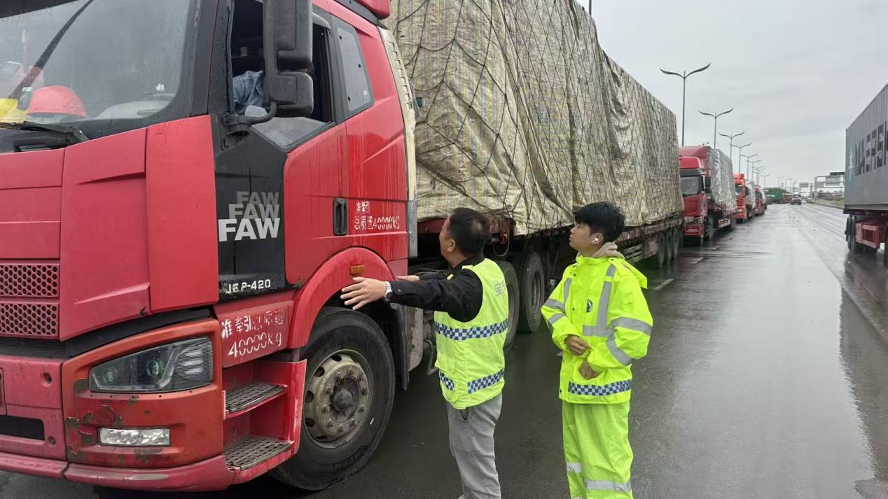 西乡街道创新治理缓解大铲湾片区违停难题