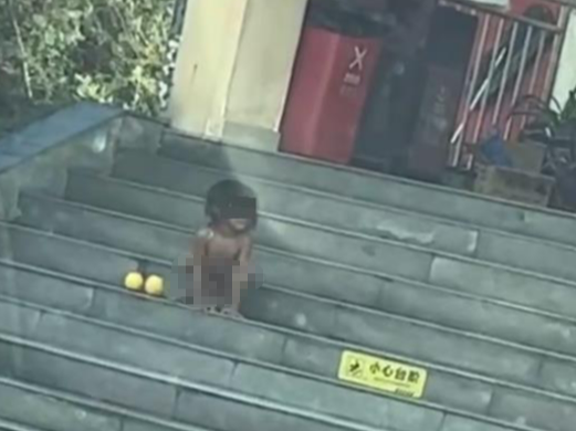 四川一高速上有家庭带着“野人小孩”？多方回应
