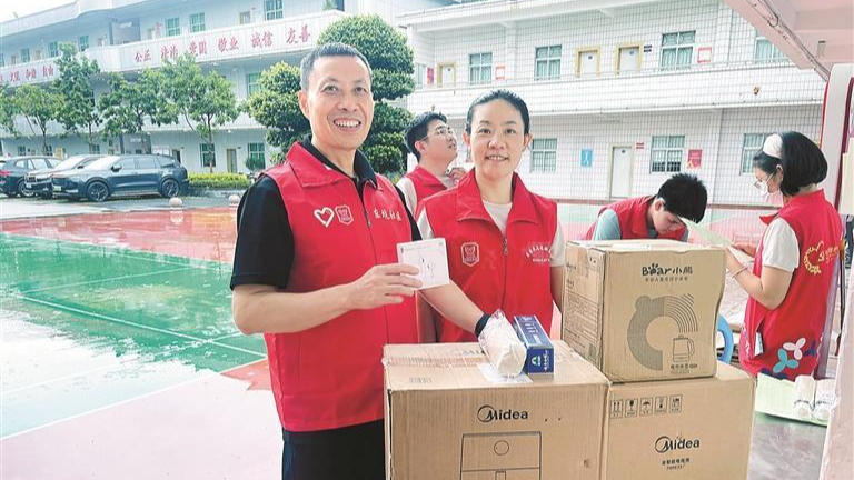 东坑社区组织志愿者参与活力积分兑换活动