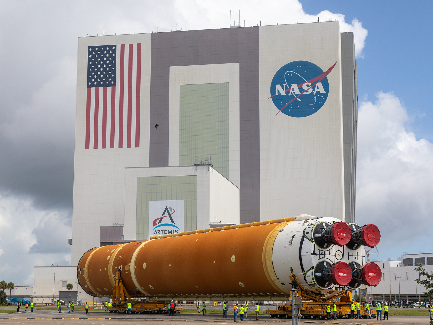 美载人绕月任务飞船完成与火箭对接 