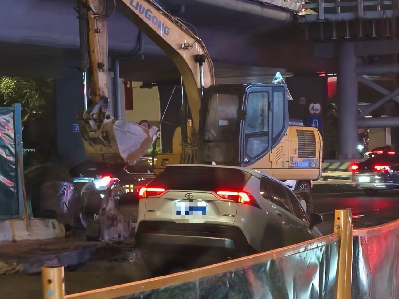 福州一路面突发“塌陷”，两辆汽车被困？当地回应：事发地正在施工