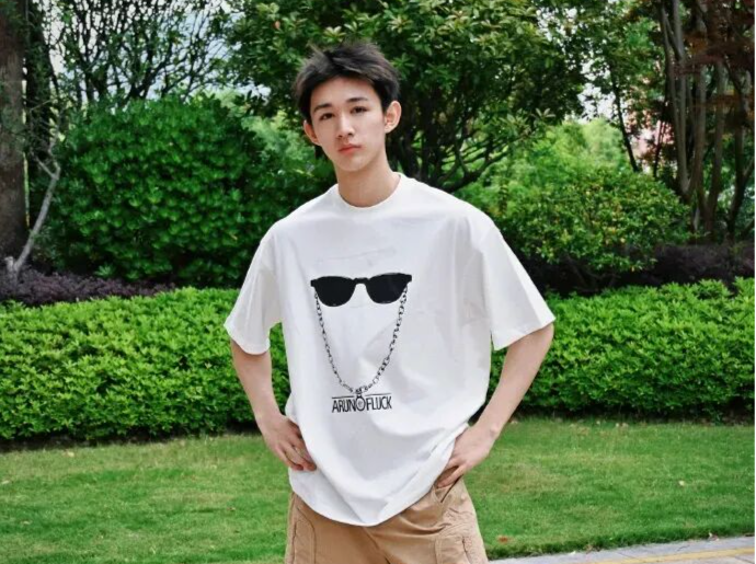 19岁男演员荣梓杉被曝恋爱期间出轨打人，女方称自己一度确诊中度焦虑和抑郁，男方工作室否认并报警