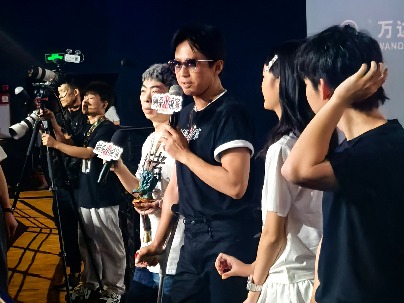 邓超、董子健、王圣迪空降万江华南MALL，即兴献唱引全场沸腾
