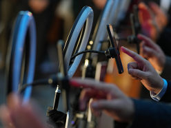 “已抢空”的商品次日仍在售?直播间“热销”假象调查