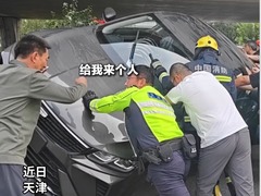 汽车撞护栏后车悬空2人被困 众人用身体筑起“人墙”托举救援