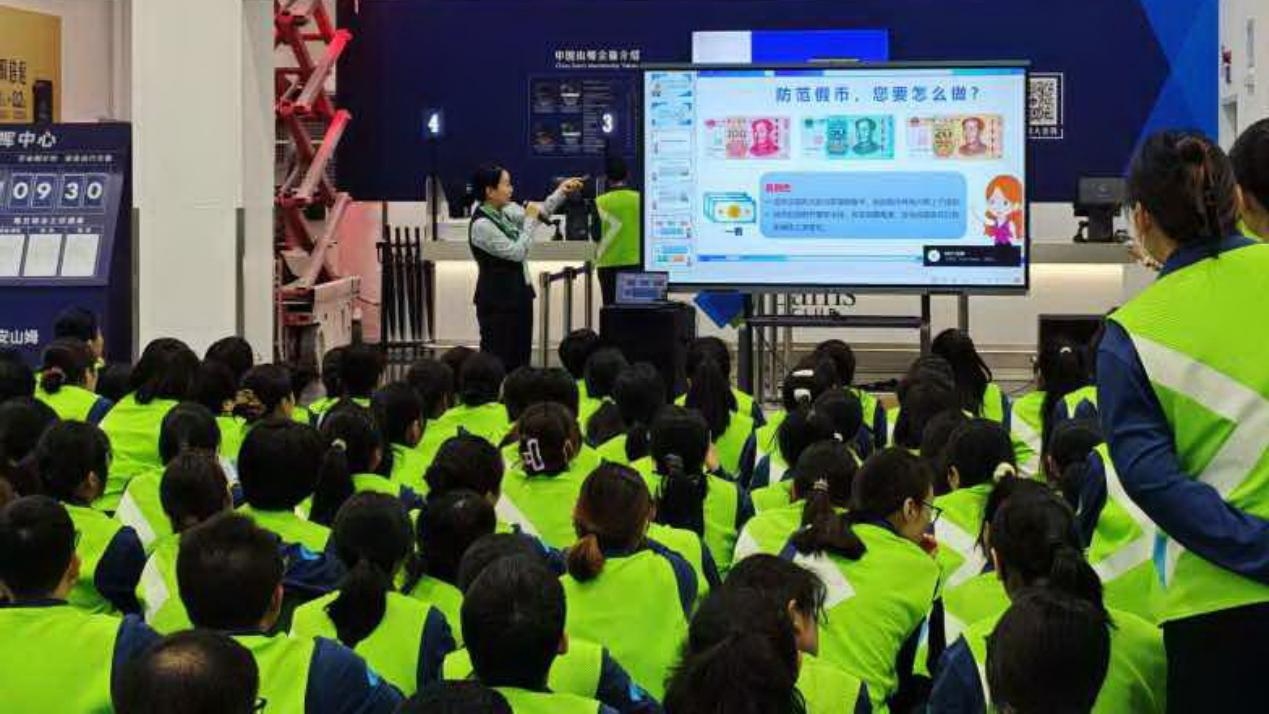 民生银行深圳分行精准护航宝安山姆新店开业，以高效零钞兑换与反假培训筑牢金融服务保障