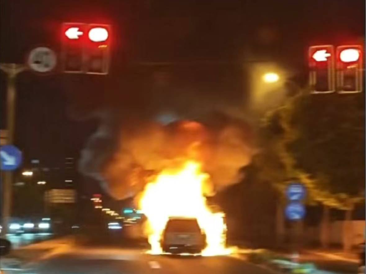 上海一理想汽车在行驶中爆燃?公司回应:司机和乘客已安全下车