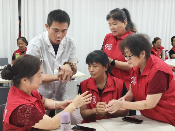 龙联社区“健康驿站”长者互助健康管理项目圆满收官