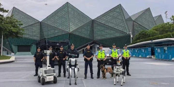 6大类20台警用巡逻机器人亮相,深圳科技警务“组团”护航十五运会