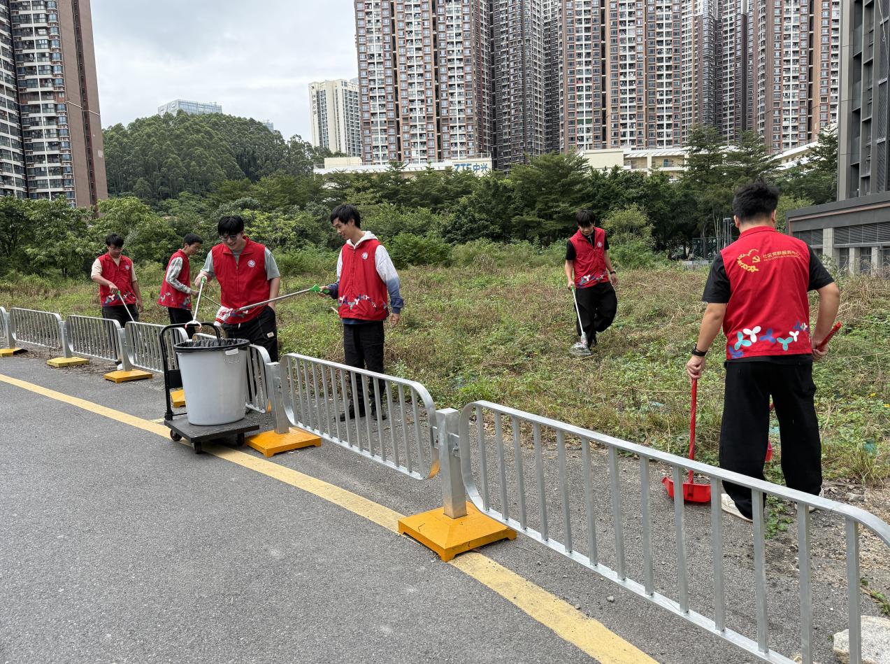 清理死角排隐患 净洁家园迎盛会 南山曙光社区持续开展爱国卫生专项行动