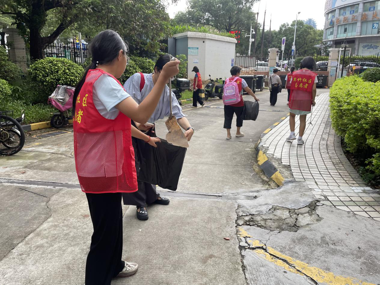 翠竹社区组织青少年志愿者进小区 开展环境优化培训暨实践活动