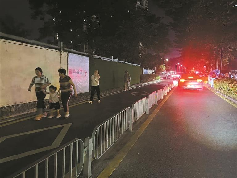 晶报特别报道  龙华润湖苑900余户居民受困“人车混行”