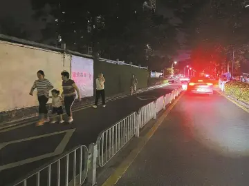 晶报特别报道  龙华润湖苑900余户居民受困“人车混行”