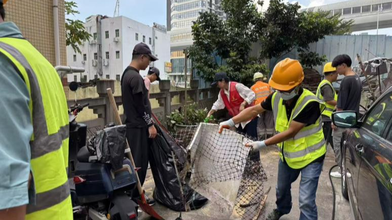 石岩上屋社区开展“双热”防控暨环境卫生专项行动