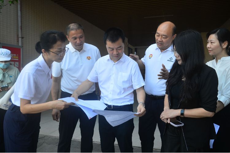 尹念红到东区街道、南朗街道督导检查校园疫情防控工作：筑牢校园疫情防控屏障  全力守护师生健康安全