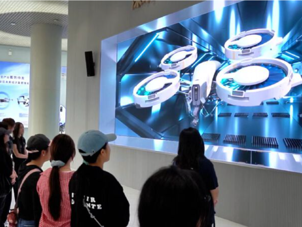 “跟着电影去旅行、做科普”！港澳学子走进深圳地标“逐光追影” 