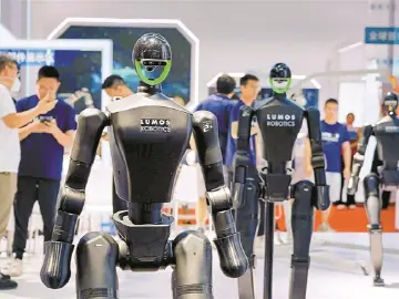“一秒起身”机器人到底多硬核？深圳商报记者走进鹿明机器人对话创始人