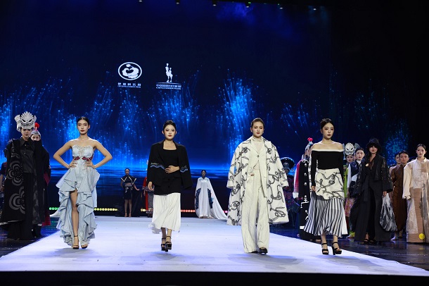 丝路云裳耀彝乡，时尚楚雄联世界  “2025丝路云裳•七彩云南民族赛装文化节——第三届楚雄时装周•中国国际时装周”盛大启幕