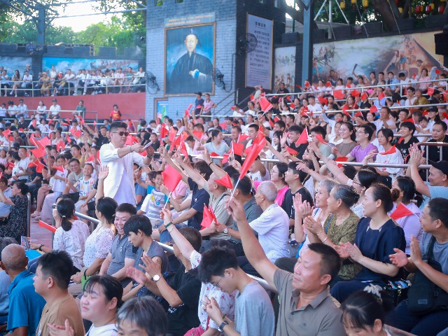 万人共赏火瀑星河！隐贤山庄国庆首日“无人机烟火秀”点燃家国情怀