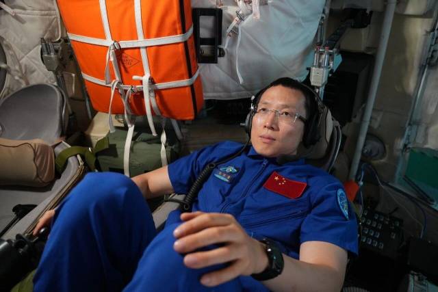 △航天员张洪章在进行手控交会对接训练