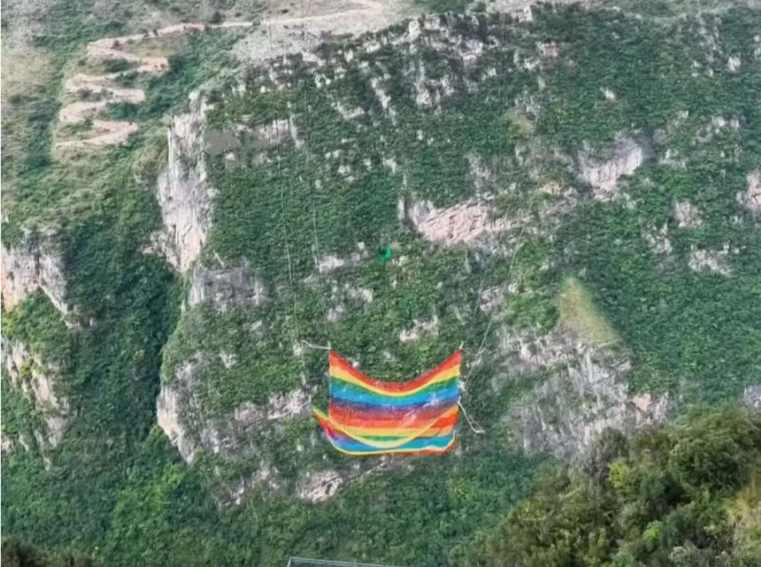 贵州花江峡谷大桥“无绳蹦极”引热议，工作人员：下方有安全网
