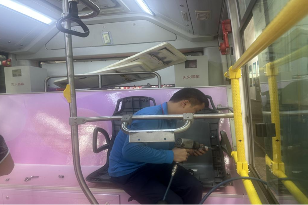 匠心筑障通 护航全运梦——深巴公交维修车间开展无障碍车辆改造