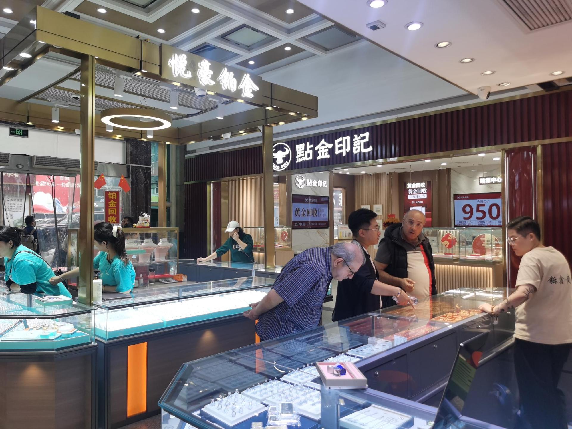 金价“触高回落”一周，消费端热情不减，投资端更趋理性谨慎