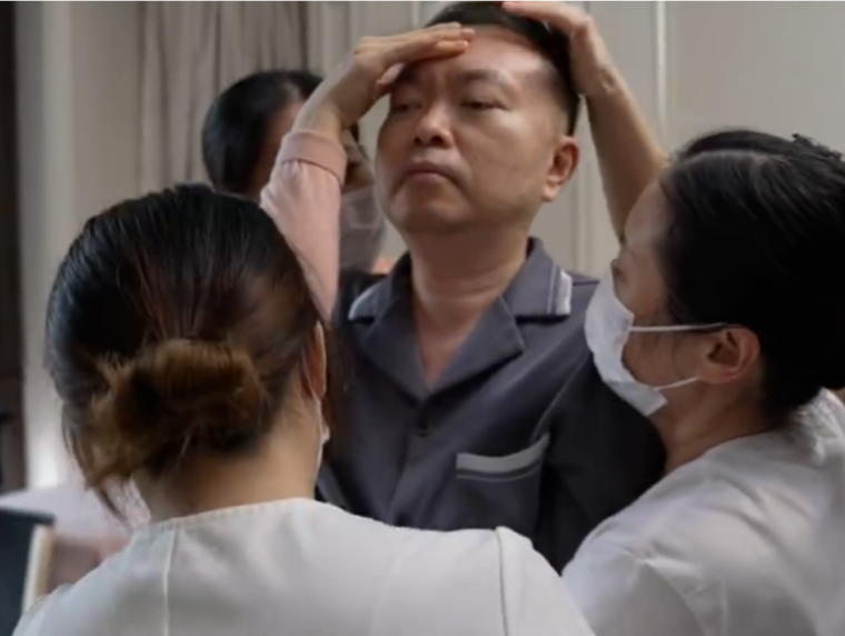 蔡磊进入渐冻症晚期：全身仅眼球能动，起身需3人同时扶，喝水靠针管
