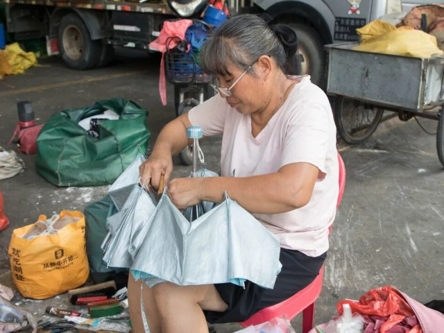 镇人秀｜莞城细村市场有位修伞阿姨，守着老手艺过半生