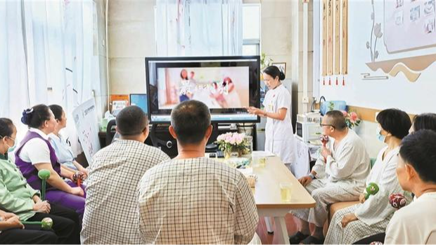 宝安区卫生健康局推出“暖医银龄”多元敬老服务