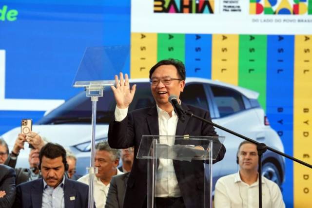 比亚迪第1400万辆新能源汽车在巴西乘用车工厂正式下线,王传福现场致辞。 比亚迪第1400万辆新能源汽车在巴西乘用车工厂正式下线,王传福现场致辞。