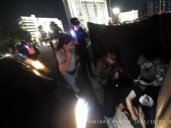 武警国庆夜巡遇车祸 10分钟极速救援助男子脱险