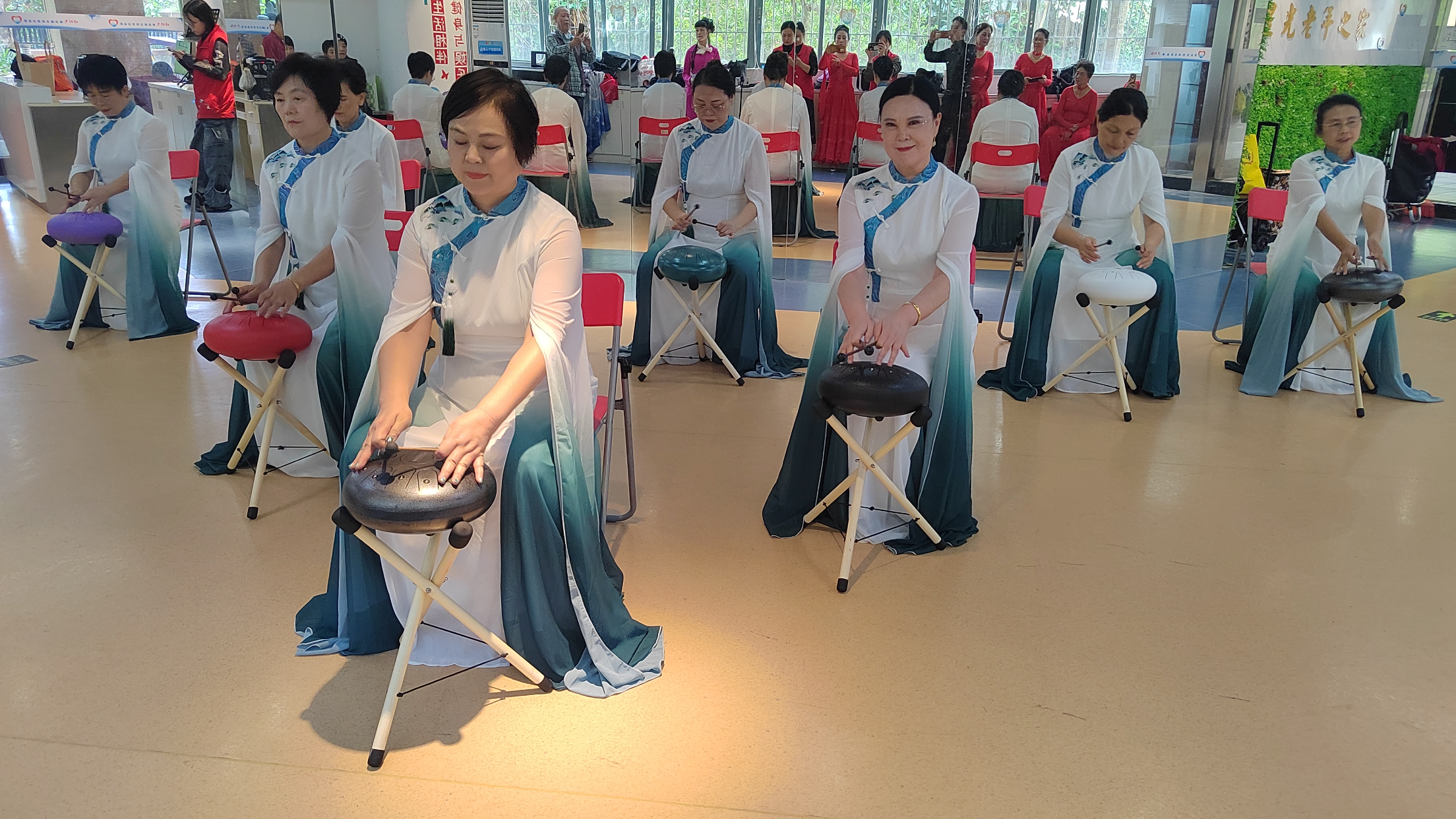 敬老月文艺汇在布吉演温暖上演，社区长者绽放别样风采