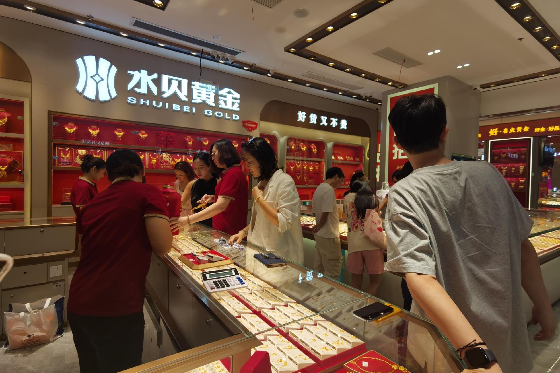 金价冲高回落，水贝市场热度不降：“一口价” 金饰、以旧换新成香饽饽，回收业务升温