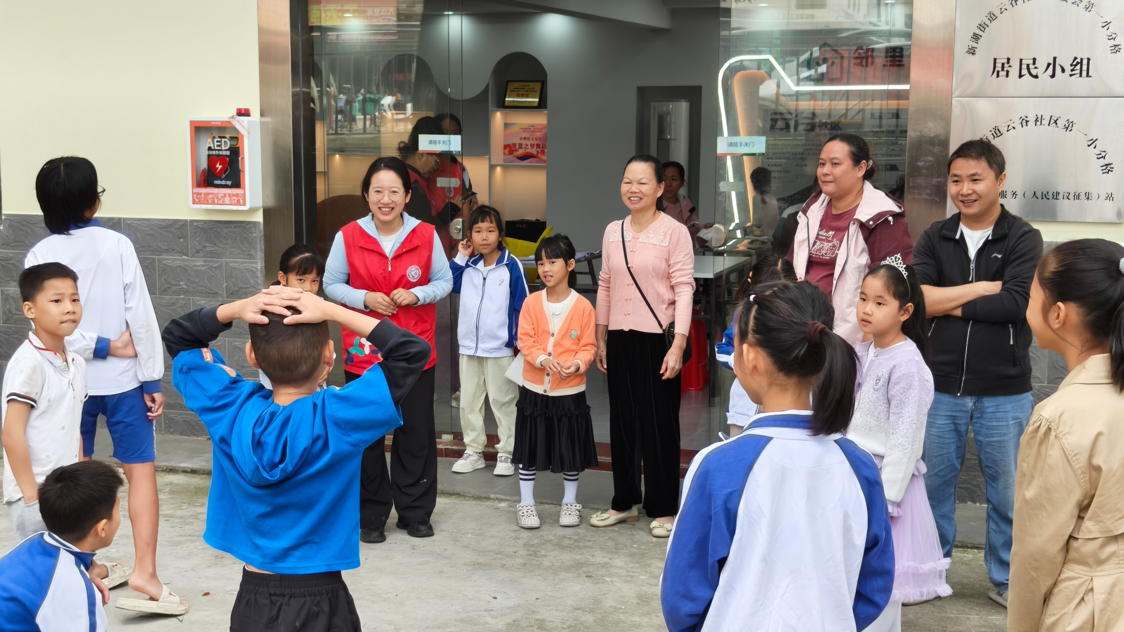 指尖非遗巧生辉,虾灯点亮亲子情!光明新湖云谷社区妙手传承吉祥雅韵