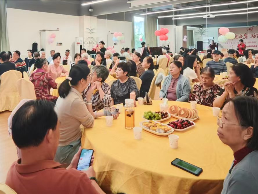 高发社区“情暖金秋 爱在重阳” 50位长者欢聚庆佳节