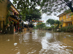 （外代一线）（1）越南中部地区发生洪水致13人死亡